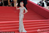 组图：超模海蒂戛纳走秀礼服露背身材高挑