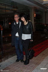 组图：钟镇涛生日携女亮相派对 谭咏麟叶童现身