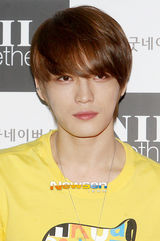 组图：金在中鹅黄T恤亮相 皮肤白皙面容精致