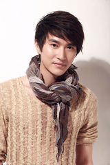 组图：陆昱霖秋日写真时尚简约潮范儿十足