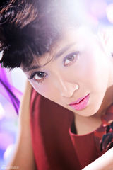 组图：刘思彤最新写真曝光 紫色眼妆尽显魅惑