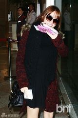 组图：KARA赴日开唱现身机场 具荷拉裹大衣