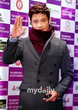 组图：李秉宪安圣基等出席韩国电影协会忘年会