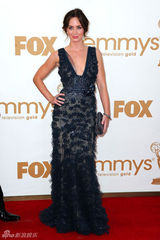 组图：艾美奖红毯 艾米丽-布朗特与老公亮相