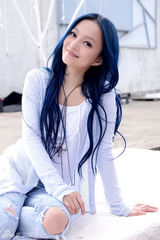 组图：张韶涵《阳光空气》MV首播 展温暖活力