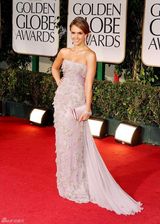 高清图：金球奖红毯杰西卡-阿尔芭礼服秀好身材