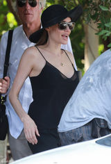 组图：朱莉切乳腺后穿吊带复工 胸部傲人依旧