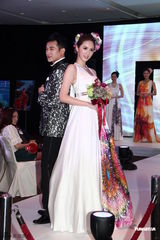 组图：何傲儿出席婚纱展任模特 笑言自己会迟婚