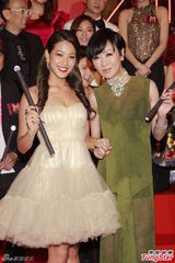 组图：李若彤李丽珍陈慧珊新剧将播 盛装赴首映