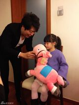 组图：森碟为郎朗献花 获赠可爱粉红马年公仔