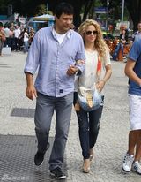 组图：夏奇拉巴西探皮克爱相随 抱爱子母性洋溢