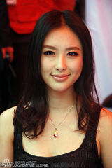 组图：兽兽升级做评委 妩媚撩发大秀乳沟