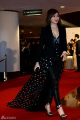 组图：关之琳低胸事业线抢镜 120万拍得雕塑