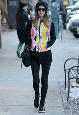 高清图：妮基-希尔顿街拍彩色马甲带出节日气氛