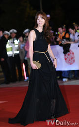组图：李妍熙黑色长纱裙亮相典雅温婉