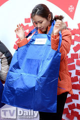 组图：孙艺珍腌泡菜 系围裙捧白菜变巧手主妇