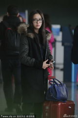组图：佟丽娅素颜现身机场 等不到座驾打车离开