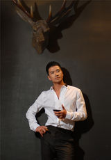 组图：何晟铭拍摄新写真 低调奢华男人味十足