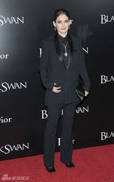 高清图：《黑天鹅》纽约首映 娜塔莉-波特曼艳光四射