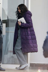 组图：劳伦斯披紫袄现身片场 素颜显知性气质