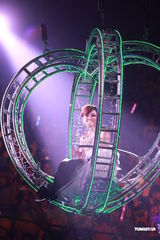 组图：梁静茹银白短裙开唱 送亲笔签名纸飞机