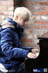 组图：TeenTop拍摄广告写真 精致亮相摄影棚