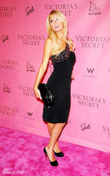 幻灯图集：帕丽斯-希尔顿秀露肩礼服 性感窈窕