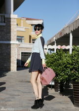 组图：韩丹彤拍夏末街拍 毛衣配短裙秀清新