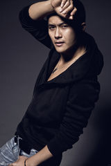 组图：实力小生沈泰新照曝光 时尚帅气展硬汉风范