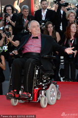 组图：电影节主席纳多-贝托鲁奇坐轮椅现身红毯