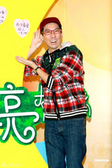 组图：秦海璐耿乐赴港宣传 张达明讲述拍戏趣事