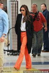 组图：贝嫂维多利亚现身机场 衣着时尚色调抢镜