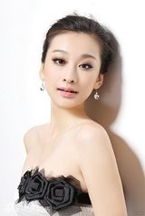 组图：穆婷婷写真展成熟魅力 性感甜美小露香肩