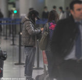 组图：刘诗诗现身机场全副武装手机聊不停