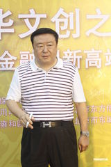 组图：陆川冒雨签约 尤小刚童心未泯无聊咬手