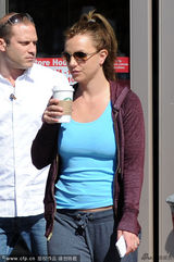 组图：布兰妮休闲装外出身材肥硕似大妈