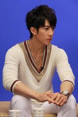 高清组图：吴尊做客新浪花絮照 阳光美男表情百变