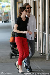 组图：海瑟薇街头依偎老公 十指紧扣晒甜蜜爱情