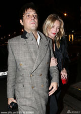 组图：凯特-莫斯现身巴黎 依偎老公变小女人