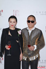 组图：刘嘉玲梁朝伟恩爱现身粉碎冷战谣言