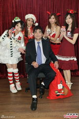 组图：许雅涵领众师妹扮性感 李组长现男人本色