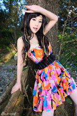 组图：女星徐黛妮秋日户外照 香肩美腿展婀娜身姿