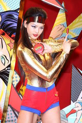 组图：林嘉绮女超人造型吸睛 否认与男友四月完婚