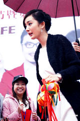 组图：杨幂冒雨参加南宁桃花节避谈感情话题