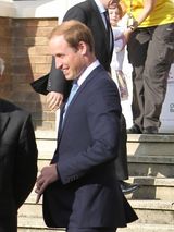 组图：凯特探访儿童慈善机构 获赠可爱毛绒玩具