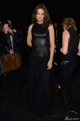 组图：前阿汤嫂精心妆扮赴秀场 皮裙展透视诱惑