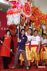 幻灯：郭富城醒狮贺岁 摩登女郎相伴