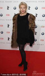 幻灯图：群星齐聚电影节之夜活动 布吉特举止出位