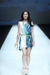 组图：曾恺玹为微电影造势走秀 现身上海回归本行