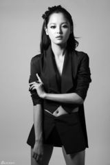 组图：辛芷蕾黑白写真 角色丰满个性留白